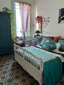 ein Schlafzimmer mit einem Bett und einem Sofa in der Unterkunft Winemaker’s House with pool near the sea in Saint-Geniès-de-Fontedit