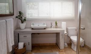 A bathroom at Rooikraal Farm Guesthouse and dam