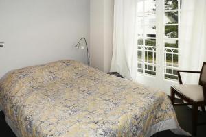 - une chambre avec un lit et une fenêtre dans l'établissement Cottage, Carnac, à Carnac