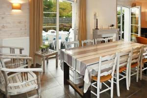 - une salle à manger avec une table et des chaises dans l'établissement Cottage, Carnac, à Carnac