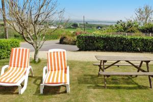 two chairs and a picnic table and a bench at Stone House in Telgruc by Sandy Beaches in Telgruc-sur-Mer