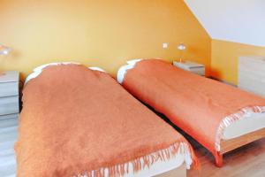 a bedroom with two orange sheets on a bed at Stone House in Telgruc by Sandy Beaches in Telgruc-sur-Mer