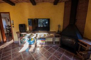 Una televisión o centro de entretenimiento en Casa Espinalbet