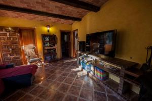 Una televisión o centro de entretenimiento en Casa Espinalbet