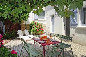 una mesa y sillas en un patio en Semi-detached house, Carnac, en Carnac