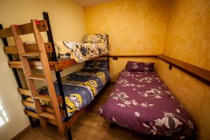 Un dormitorio con dos literas y una cama. en Casa Espinalbet, en Castellar del Riu 37 fotos más