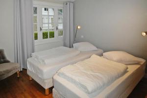 2 camas en una habitación con ventana en Semi-detached house, Carnac, en Carnac