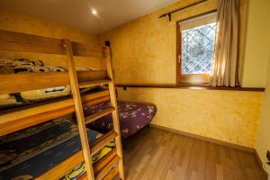Un dormitorio con literas y una ventana. en Casa Espinalbet, en Castellar del Riu