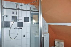 Ένα μπάνιο στο Holiday Home by Brehat Island & Sea Views