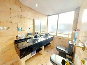 a bathroom with two sinks and a large mirror at Gloria Host House in Alicante