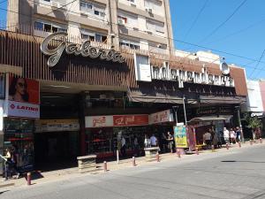 un edificio con un cartel para una tienda en una calle en Edificio Independencia Lavalle 35, en Mendoza