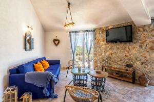 a living room with a blue couch and a table at House Villa Getaway in Mirce