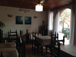 un comedor con mesas y sillas y una ventana en Hotel Mediterraneo en Villa Carlos Paz