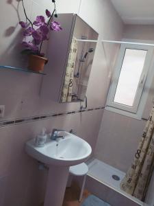 baño con lavabo, ducha y ventana en Ca la Nuri Pis 2 con Vistas al Mar, en Llançà