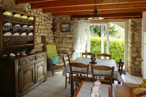 - une cuisine avec une table et des chaises dans la chambre dans l'établissement Cottage, Plouhinec, à Plouhinec