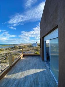 a house on the beach with a view of the ocean at Las Piedritas Monoambiente Vista in Las Grutas