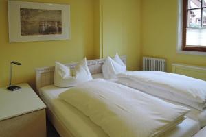 ein Schlafzimmer mit zwei weißen Kissen auf einem Bett in der Unterkunft Apartment Bears, Meersburg in Meersburg