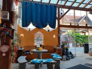um pátio com uma cortina azul e uma mesa em marielies-urlaubsstube em Meißenheim
