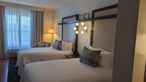 En eller flere senge i et værelse på Hotel Indigo Jacksonville-Deerwood Park, an IHG Hotel