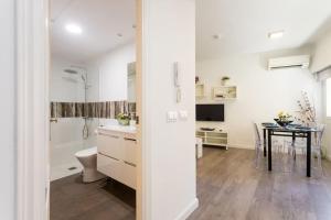 Kúpeľňa v ubytovaní Apartamento Casco Histórico , playa Postiguet + 23 fotografií