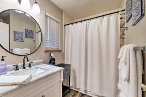 グローブランドにあるLakeside Groveland Home with Hot Tub, Near Yosemiteの洗面台とシャワーカーテン付きのバスルーム +29枚の写真