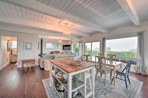 cocina y sala de estar con mesa y sillas en Sun-Soaked Sandy Point Haven with Beach Access!, en Langley