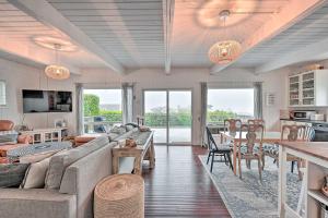 sala de estar con sofá y mesa en Sun-Soaked Sandy Point Haven with Beach Access!, en Langley