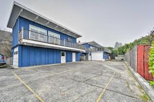 un estacionamiento vacío frente a un edificio azul en Sun-Soaked Sandy Point Haven with Beach Access!, en Langley