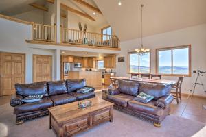Posezení v ubytování Silverheels Ranch with Game Room, Near Breck!