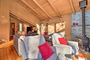 sala de estar con 2 sofás y chimenea en Lakefront Poconos Cottage - Deck, Fire Pit and Grill, en East Stroudsburg