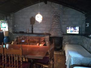 un soggiorno con camino e TV di Namasté Casa Rural a Vaqueros