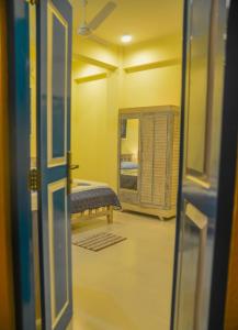 uma vista para um quarto com uma cama e uma porta em Bliss Beach em Negombo