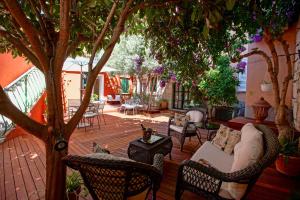 un patio con un sofá, sillas y un árbol en Boutique Guest Accommodation Zephyrus, en Split