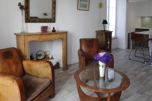 sala de estar con sofá y mesa de cristal en Apartment Beg Meil, en Fouesnant