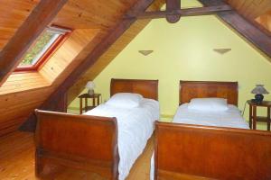 - une chambre mansardée avec 2 lits dans l'établissement Cottage, Buguélès-Penvénan, à Penvénan