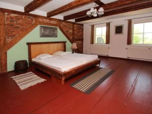 ein Schlafzimmer mit einem Bett und einer Ziegelwand in der Unterkunft Holiday house, Golssen in Golßen