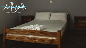 Postel nebo postele na pokoji v ubytování Akrogiali Hotel Restaurant
