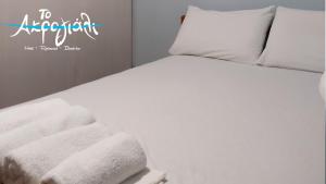 Postel nebo postele na pokoji v ubytování Akrogiali Hotel Restaurant
