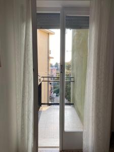 una porta aperta con vista su un balcone di Casa Silotti a Levanto