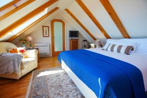 a bedroom with a large bed and a couch at Boutique Guest Accommodation Zephyrus in Split