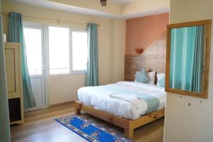 Una cama o camas en una habitación de Hotel Olympus Pokhara