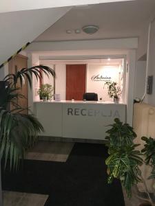 biuro z recepcją i doniczkowymi roślinami w obiekcie Antonina ***PensjonPrzyKortach*** w Szczawnie Zdroju