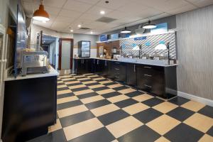 A kitchen or kitchenette at Holiday Inn Express - Newark Airport - Elizabeth, an IHG Hotel