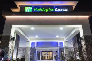 un cartel expreso de la posada de Hollywood en la parte superior de un edificio en Holiday Inn Express - Newark Airport - Elizabeth by IHG, en Elizabeth