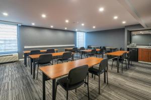 The business area and/or conference room at Holiday Inn Express - Newark Airport - Elizabeth, an IHG Hotel