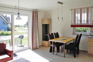 a kitchen and dining room with a table and chairs at Ferienhaus Poseidon mit Meerblick am Breetzer Bodden in Vieregge in Vieregge