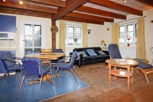 a living room with a table and chairs and a couch at Reihenhaus Vieregge in Deutschland mit Terrasse in Vieregge