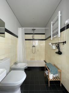 里斯本的住宿－Suite's Vintage，带浴缸、卫生间和盥洗盆的浴室