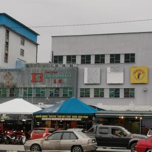 a parking lot with cars parked in front of a building at Homestay Inap Bakawali Seri Iskandar in Seri Iskandar