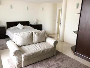 Playa de GandiaにあるApartamento El Eden Playa de Gandíaのソファとベッドのあるリビングルーム +40枚の写真